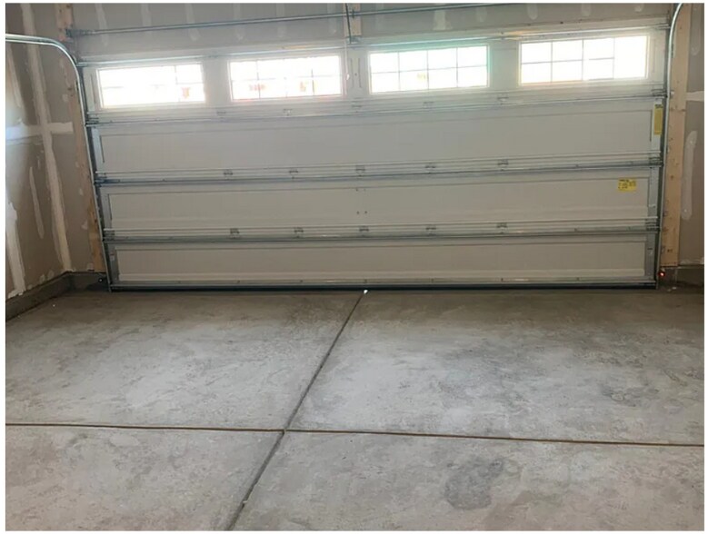 Building Photo - 320 Garden Vine Trl