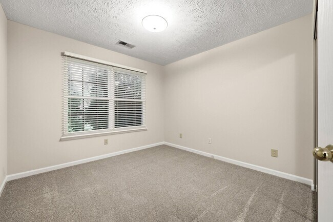 Building Photo - 3013 Redbud Ct