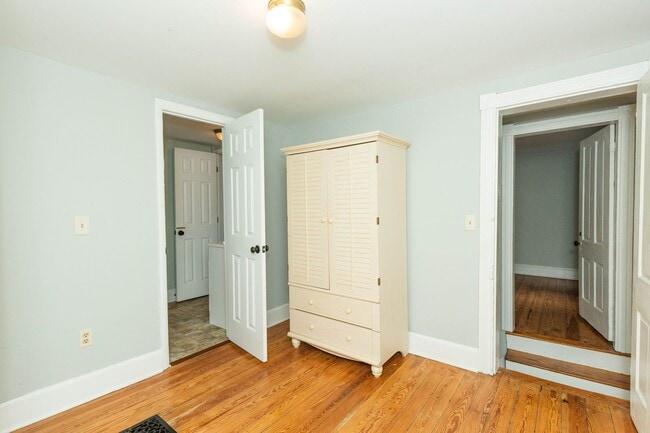 Building Photo - 2 Bed, 2 Bath Farmhouse-Style Home in Kear...