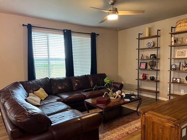 Building Photo - Elegant & Spacious Living in Timnath Ranch