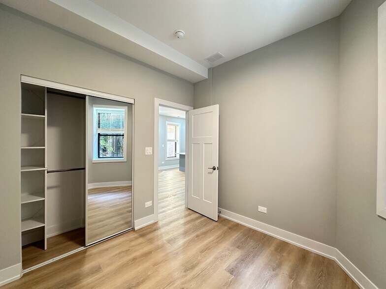 Building Photo - 419 W Belden Ave