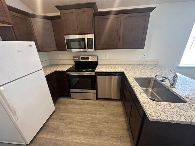 Building Photo - MIDTOWN Newer 2 Bdrm Cottage, 1 bath, Air Conditioning, Laundry Room, Large Patio, Off Street Par...