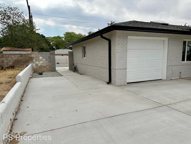 Building Photo - 3 br, 1.5 bath House - 2008 Vermont St NE ...