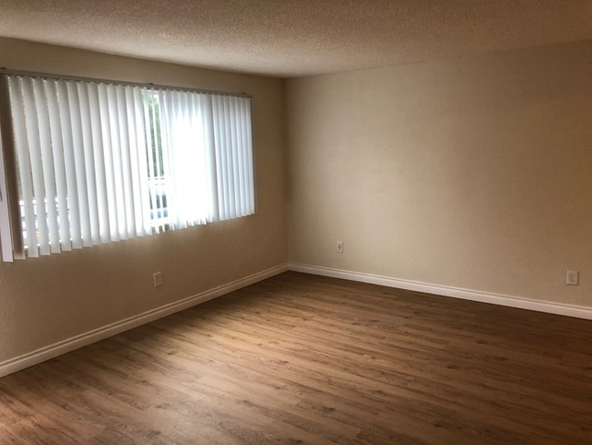 Building Photo - TWO BEDROOM NEAR NEW CASINO AND SHOPPING