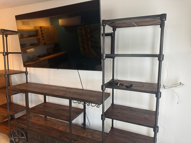 Building Photo - 342 S Mount Vernon Ave