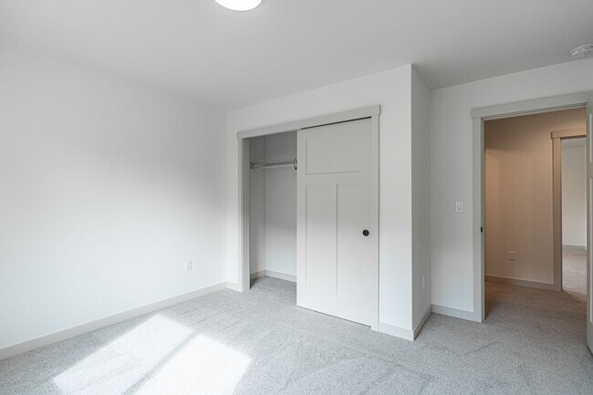 Building Photo - Newer Construction! 3 bed/2.5 bath, double garage, central heat/air, VIEWS!