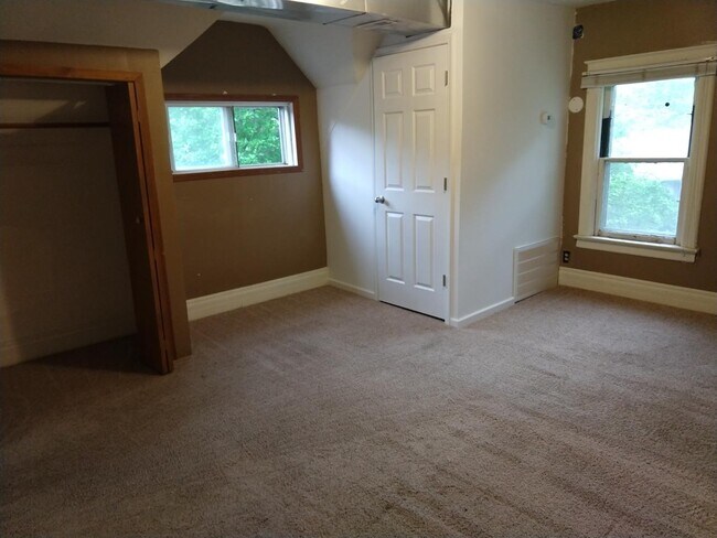 Building Photo - 825 Madison St