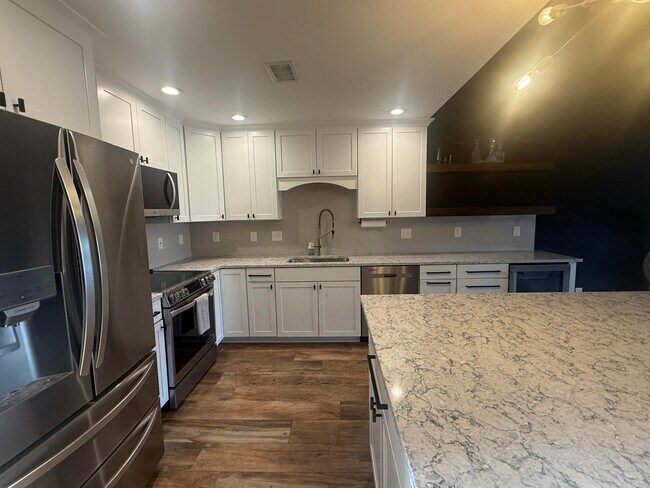 Building Photo - 300 Yacht Club Dr