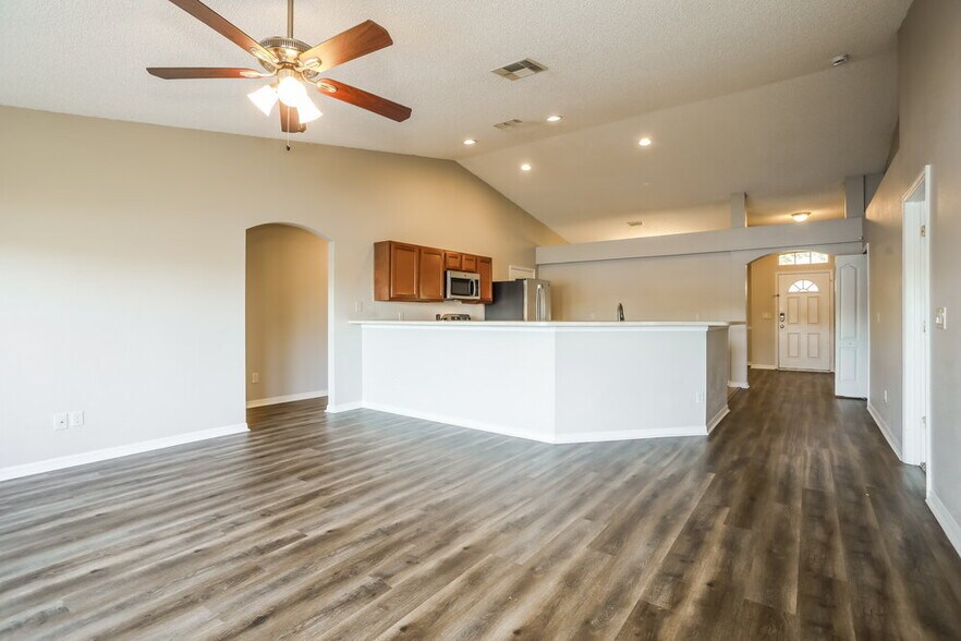 Building Photo - 975 Deer Spring Dr