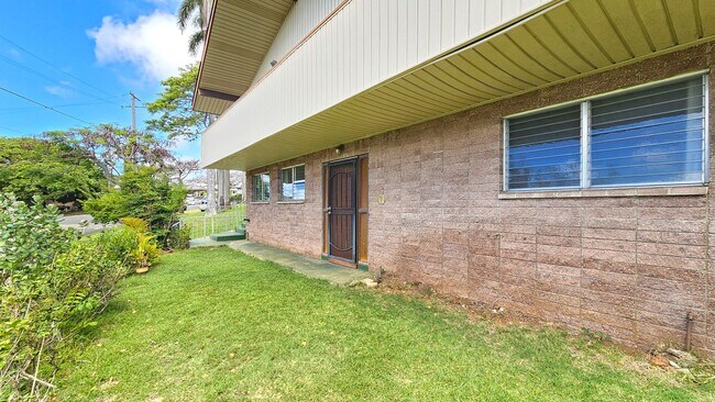 Building Photo - 3 bed/1 bath/2 parking downstairs apartment in Manoa Home