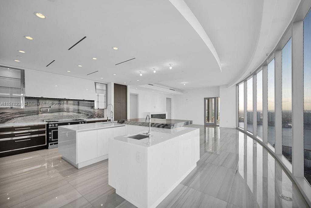 Building Photo - 17901 Collins Ave