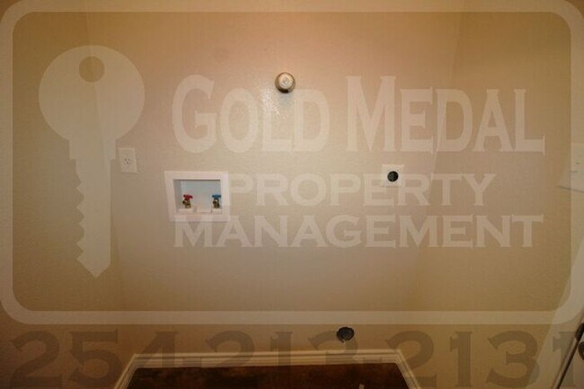 Building Photo - 4008 Cambridge Dr