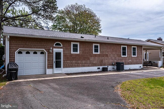 Building Photo - 627 Popes Creek Ave