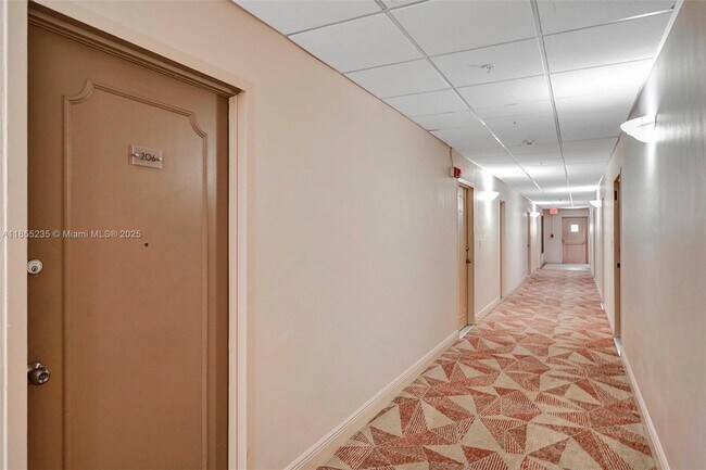 Building Photo - 1430 Brickell Bay Dr