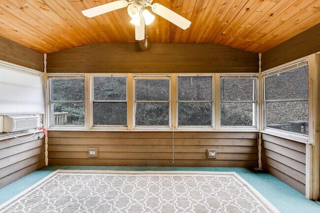 Building Photo - 325 N Water St