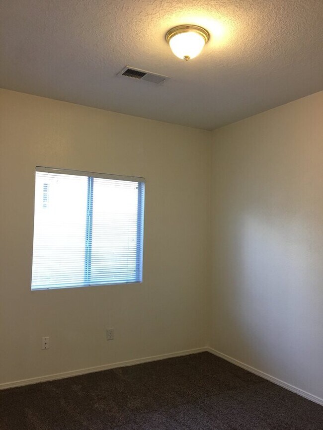 Building Photo - 3BR/2Living in Enchanted Hills!