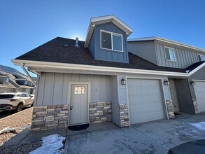 Building Photo - DARLING TWO BEDROOM TOWNHOME IN CEDAR CITY!