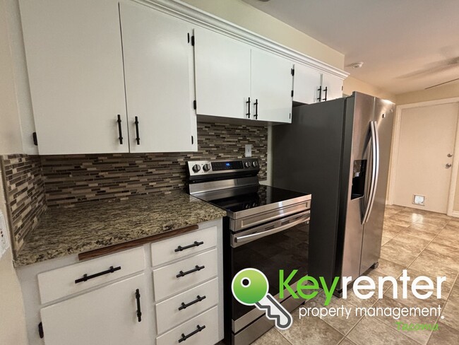 Building Photo - Gorgeous 3 Bed 1 Bath Home in Lakewood, WA!
