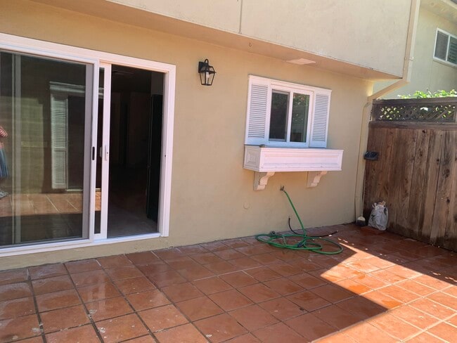 Kitchen windows get lots of sunshine - 11138 Aqua Vista St