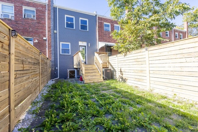 Building Photo - Beautiful 3 BR/3 BA Townhome in Brentwood!