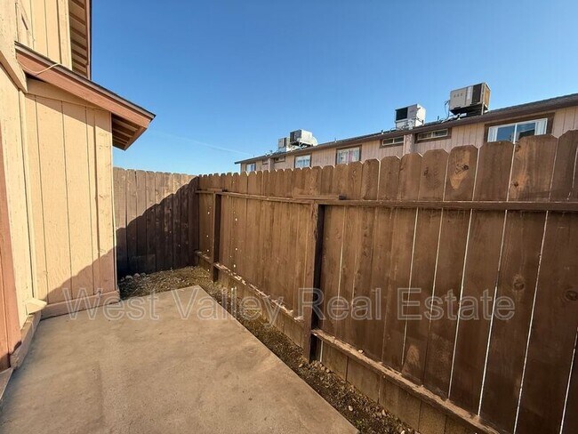 Building Photo - 205 W Ash St