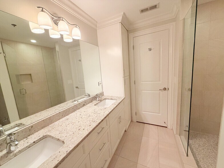 Building Photo - 1002 W Van Buren St