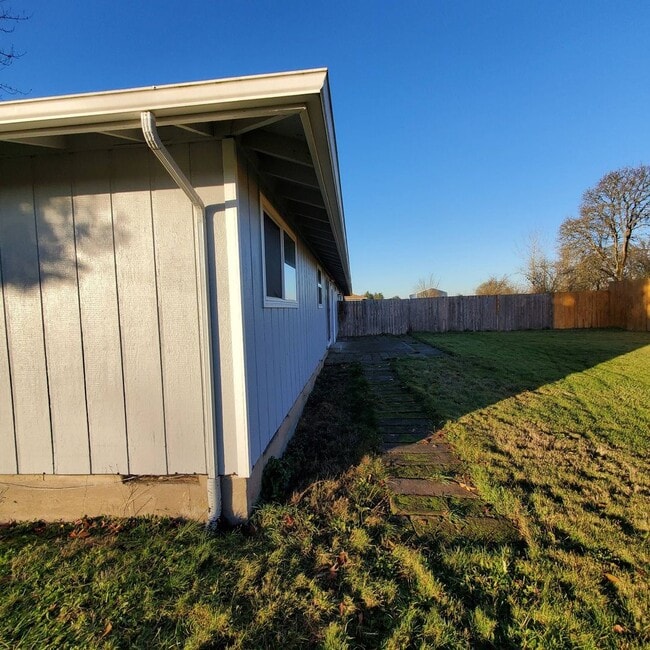 Building Photo - Cozy 2 Bed, 1 Bath duplex with large yard - Won't Last Long!