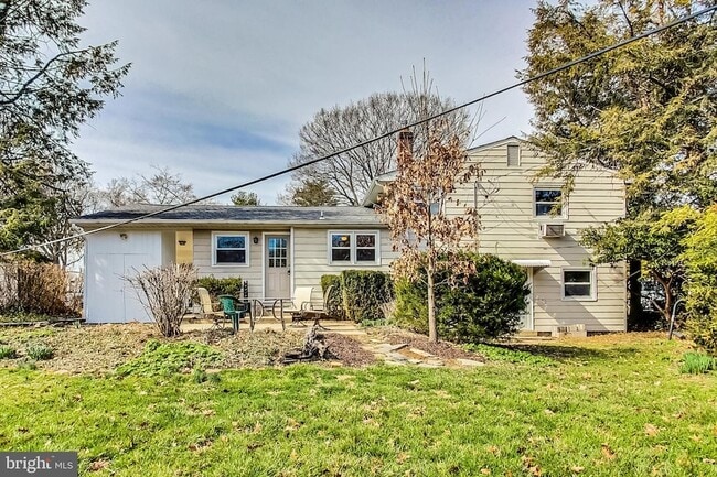 Building Photo - 1208 Pinewood Dr