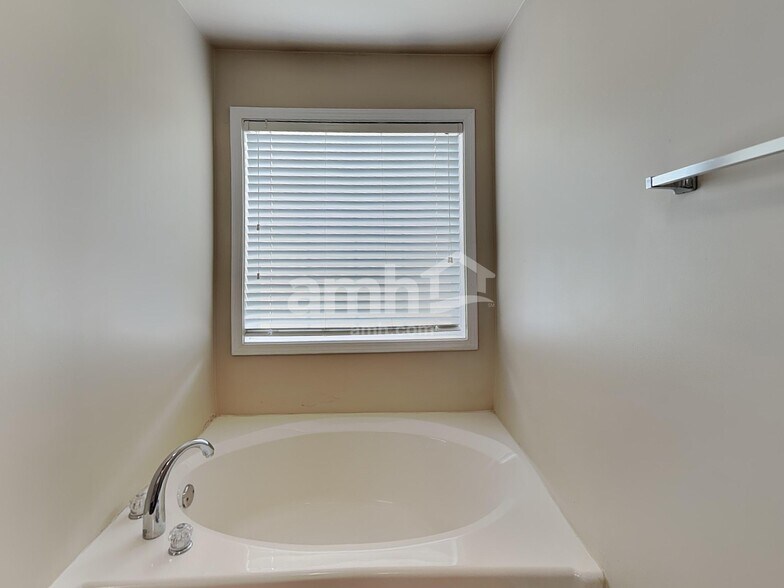Building Photo - 148 Crescent Woode Dr