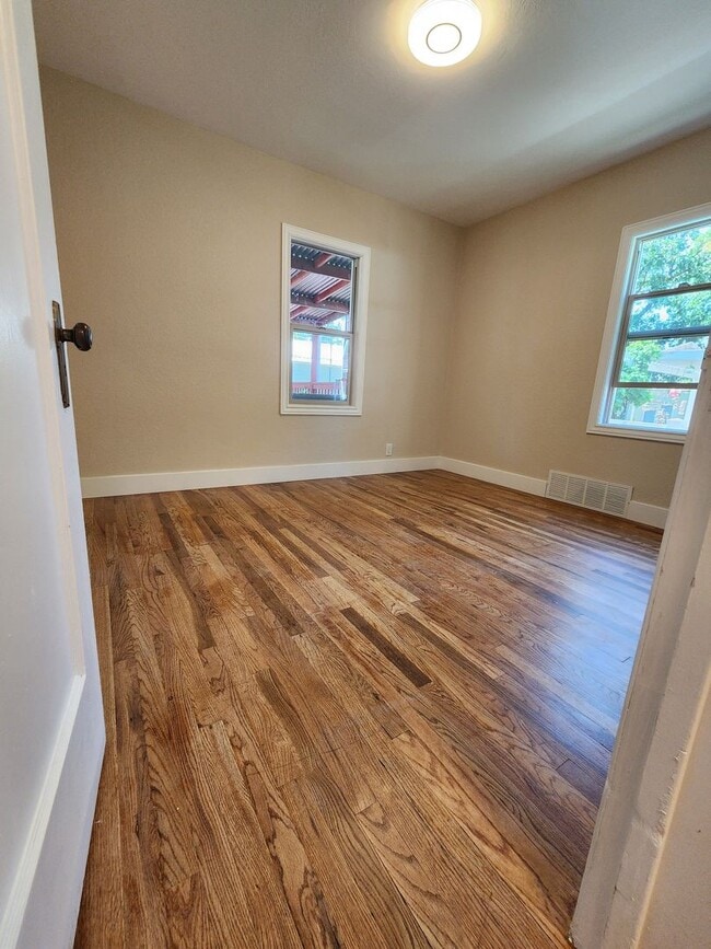 Building Photo - Completely remodeled 5 bed 2 bath home