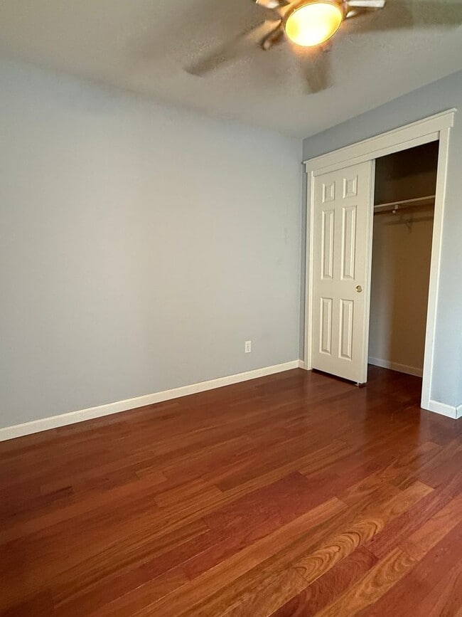 Building Photo - 2BR Top Floor Condo w/ Dedicated Parking &...