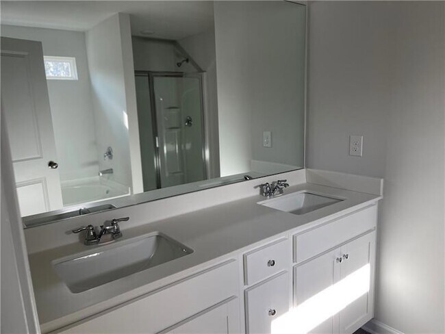 Building Photo - 240 Summerwood Ln