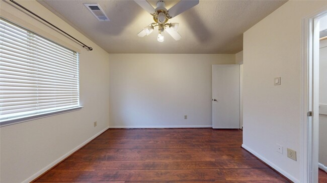 Building Photo - 806 N Willow Dr