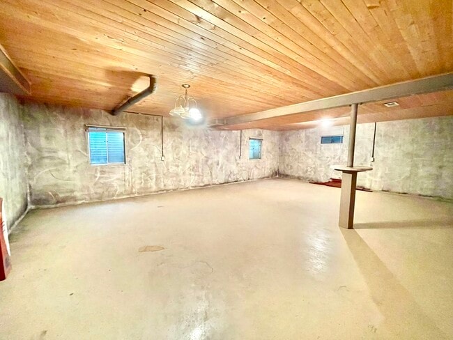 Building Photo - 2250 Lakeside Dr