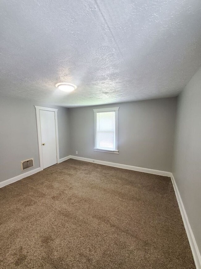 Building Photo - 2 BEDROOM SINGLE FAMILY HOME