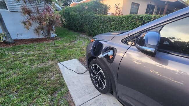 Building Photo - 831 Plover Ave