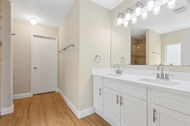 Building Photo - 8907 Grand Villa Ln