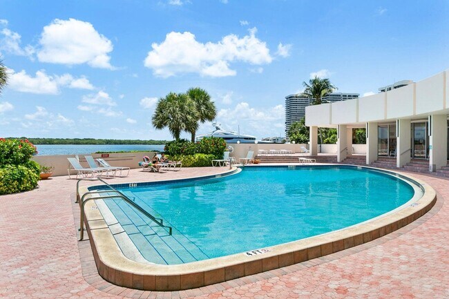 Building Photo - 130 Lakeshore Dr