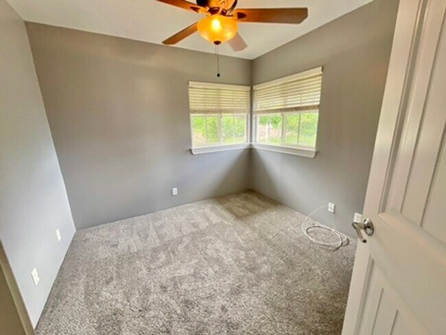 Building Photo - 4 bedroom, 2.5 bath, Mountain and Ocean Ba...