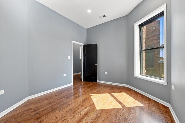 Building Photo - 4834 S Prairie Ave