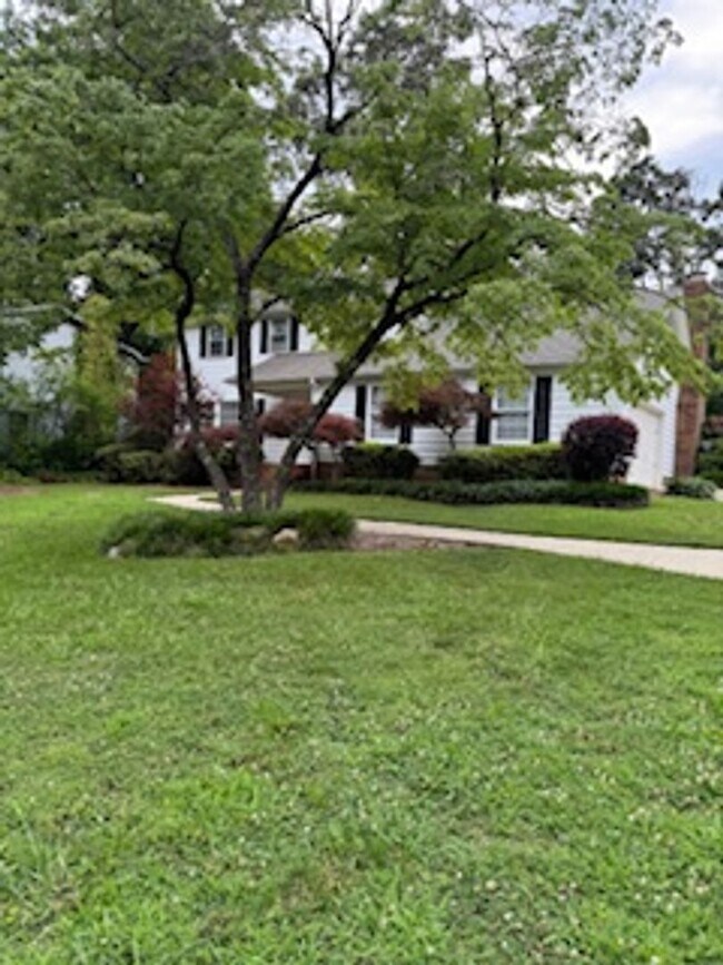 Building Photo - 4 Bedroom with fenced in yard!