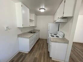 unit 18 kitchen - Heritage Glen Apartments