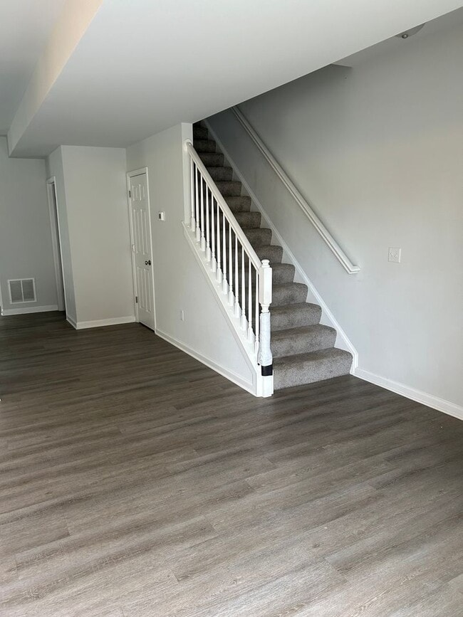 Building Photo - Like new 3 bedroom 2.5 bath townhouse