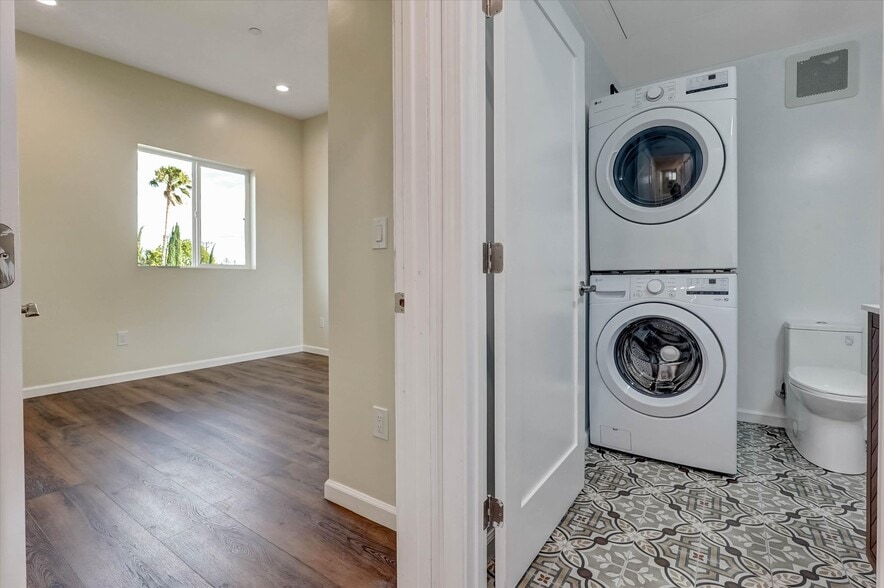 Building Photo - 17095 Kingsbury St