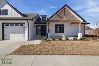 Building Photo - Fully Updated 2 Bed / 2 Bath Duplex – Prime Broken Arrow Location!