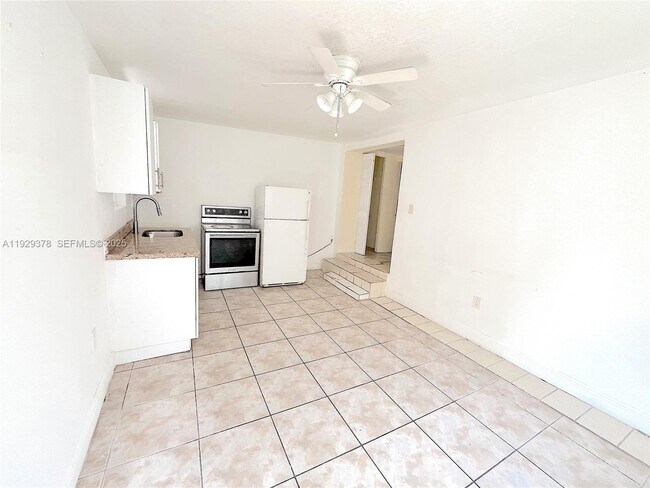 Building Photo - 236 E 14th St