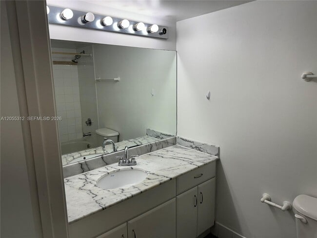 Building Photo - 1200 Brickell Bay Dr