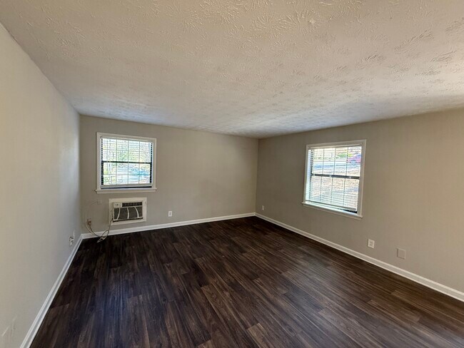 Studio :Living Room - Brentwood Apartments