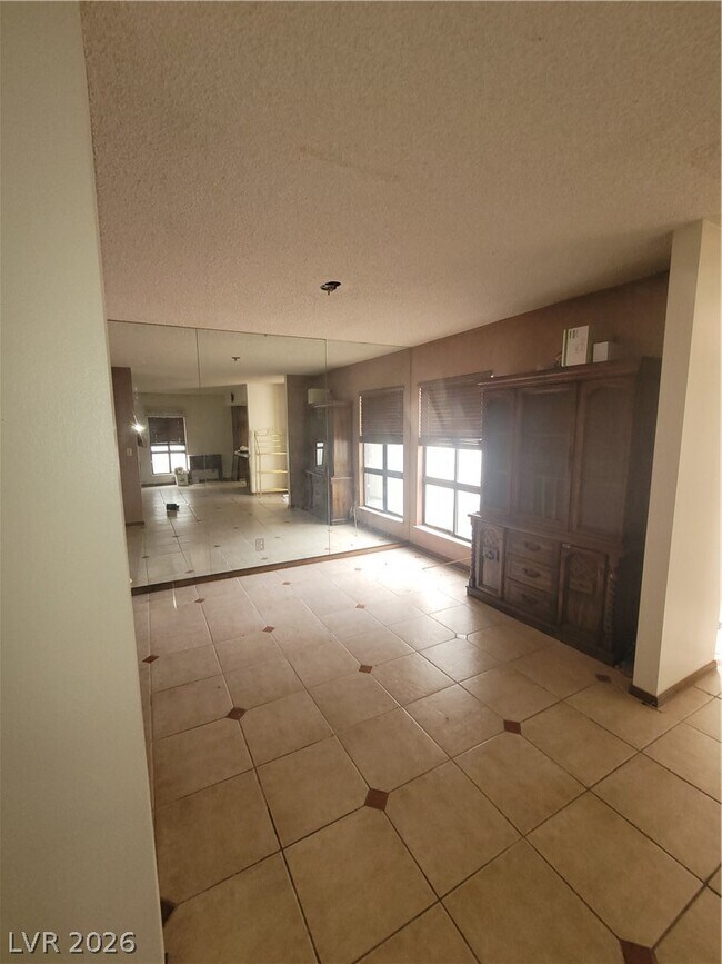Building Photo - 600 Woodmount Dr
