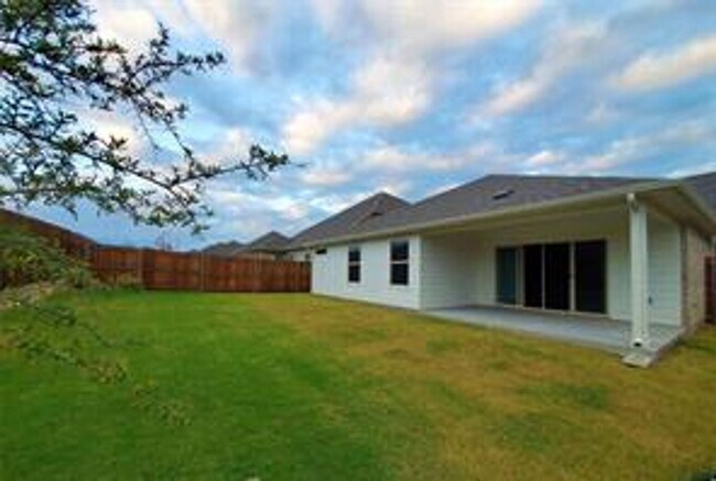 Building Photo - 3 Bedroom with Flex Space Available NOW!